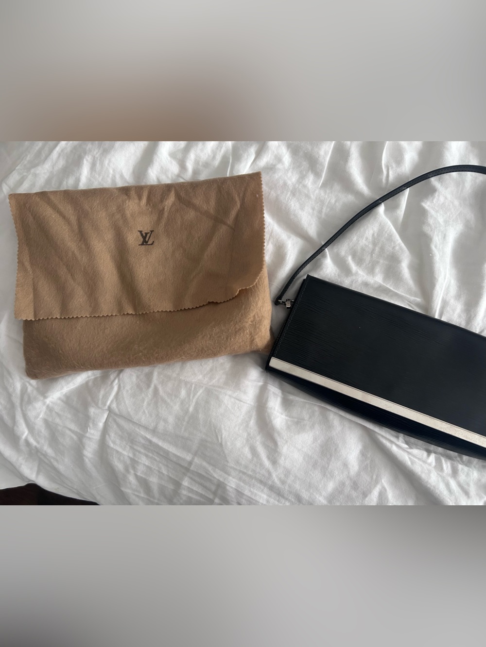 Authentic Louis Vuitton Epi Noir Pochette Sevigné M40522 Shoulder Bag Purse